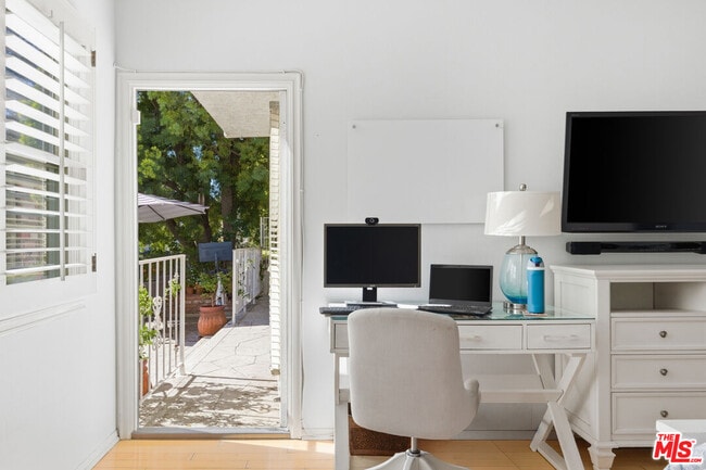 Building Photo - 4401 Moorpark Way