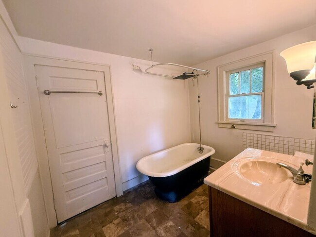 Building Photo - Four bedroom one bathroom home for rent