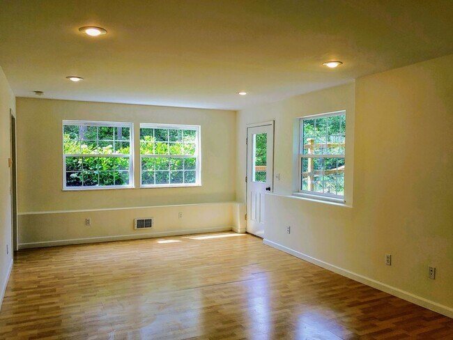 Building Photo - Spectacular Home with Lake Access!