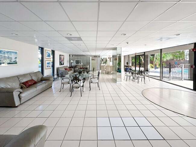 Building Photo - 4800 Bayview Dr