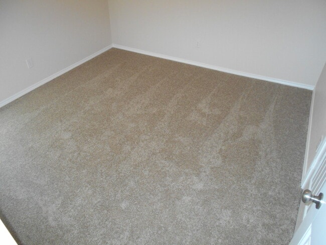 Building Photo - 6 or 12 month lease! Half off first full m...