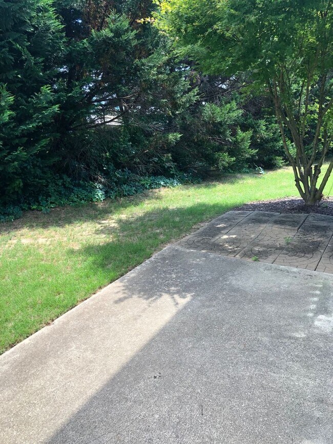 Building Photo - 3 bed/ 3 bath Townhouse