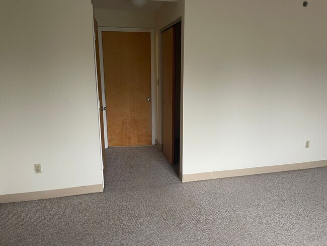 Building Photo - FREE MONTH Modern Duplex with Pool, Parking, 2 balconies and 1 deck, Large Bedrooms,1.5 bath Laun...