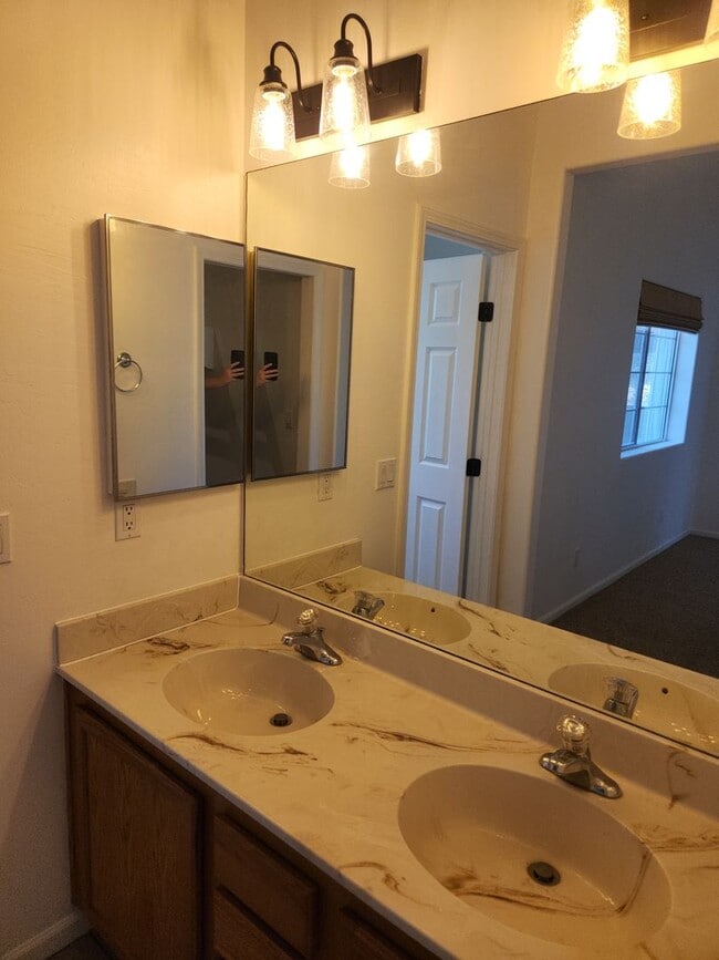 Building Photo - Amazing 2 bed + den / 2 baths in Stone Creek