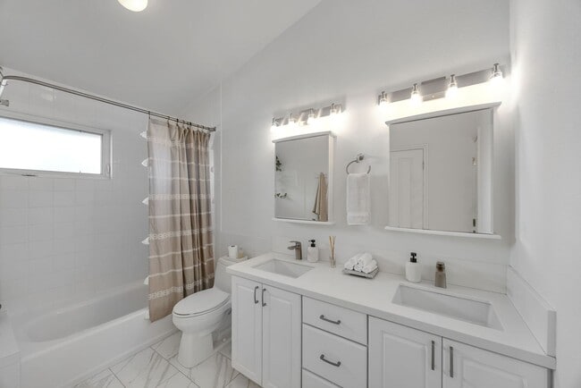 Building Photo - Spacious Upcountry Townhome with Ocean Vie...