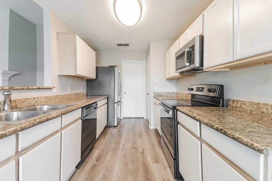 Building Photo - 1009 Springcreek Dr