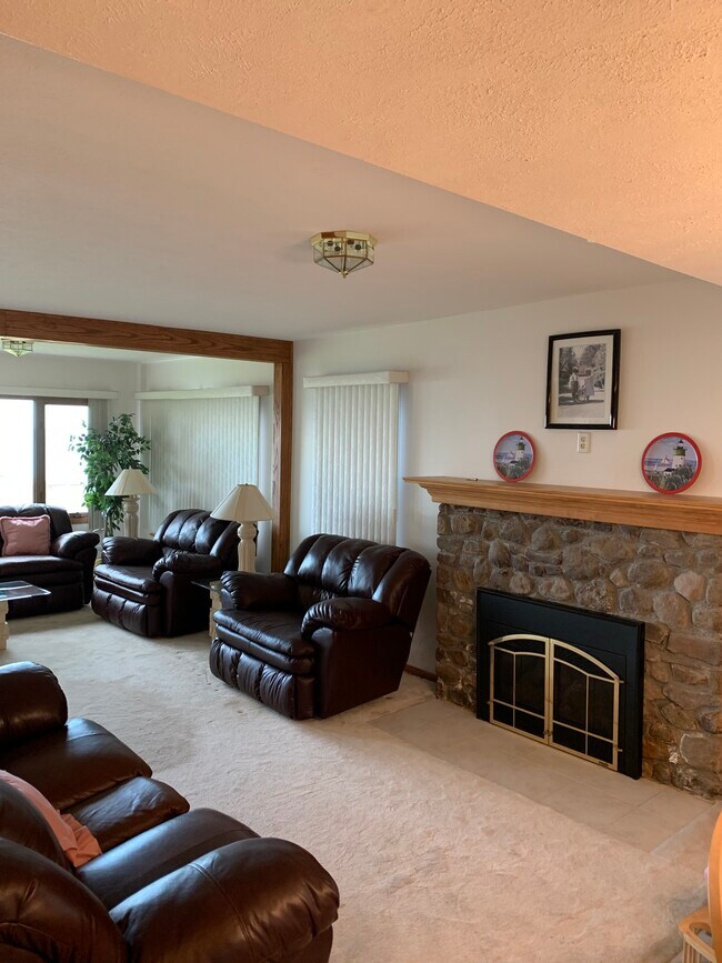 Building Photo - 6588 Shore Acres Dr