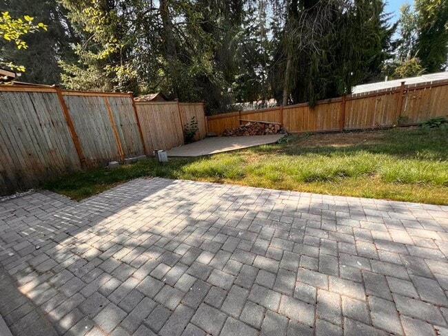 Building Photo - Lake city