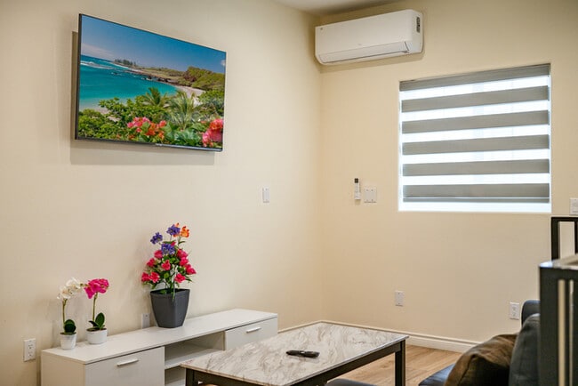 Building Photo - Stylish & Bright 2 Bed 2 Bath | Fully Furnished | Move-In Ready