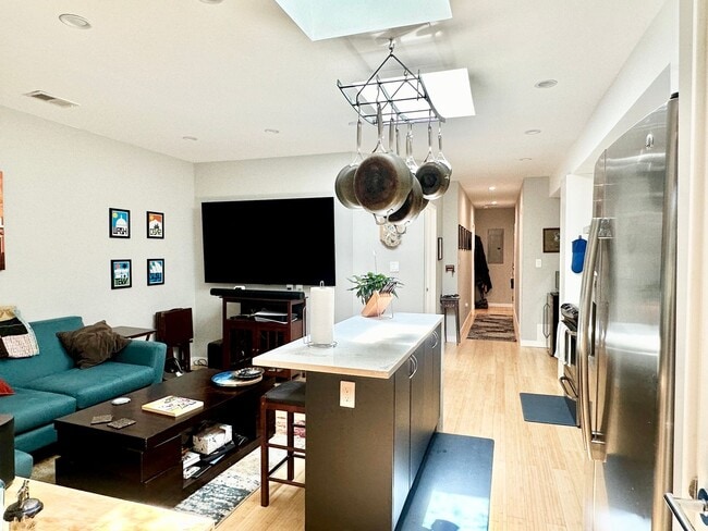 Building Photo - 2 Bedroom with Parking and Pets Welcome!
