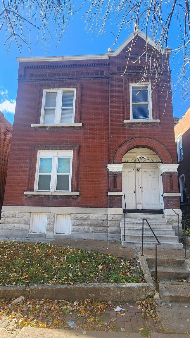 Building Photo - Apartment with Bonus Space & Hardwood Floors