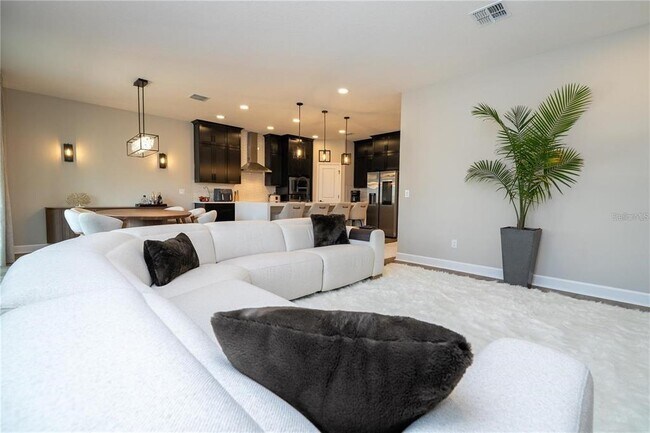 Building Photo - 5090 Shady Pnes Dr