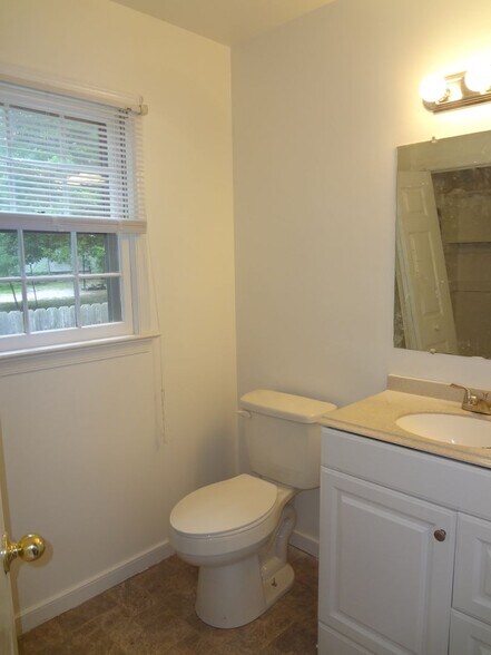 Building Photo - 10649 Genlou Rd