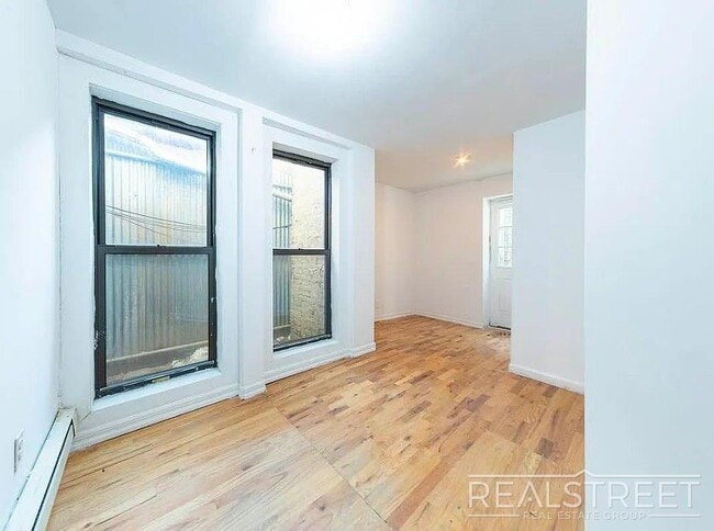 Building Photo - No Fee – 4 Bed / 1.5 Bath with Private Bac...