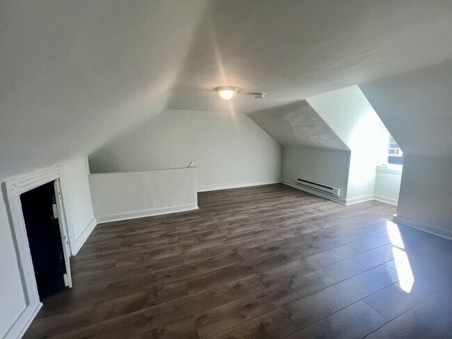 Building Photo - 615 Lake St