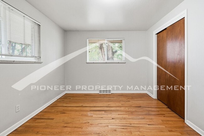 Building Photo - Charming Duplex with Washer/Dryer and Fenced Yard