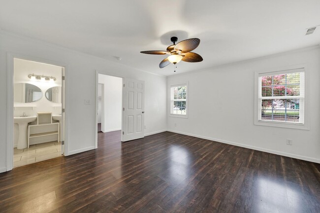 Building Photo - Wonderful Three Bed Two Bath Home in Stanf...