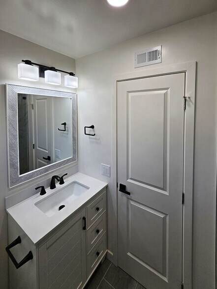 Building Photo - 12948 Lull St