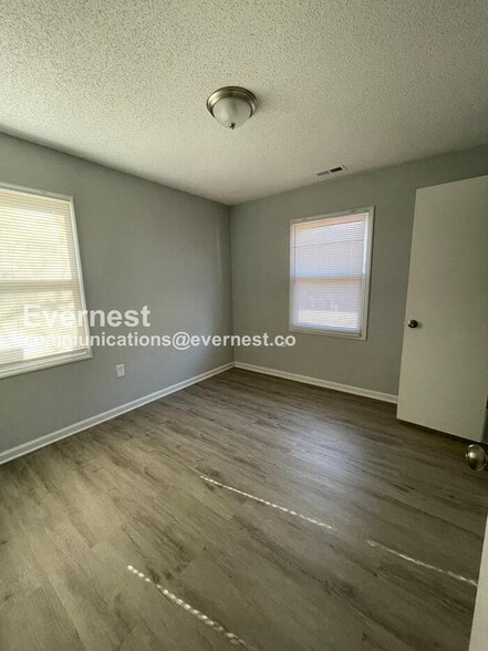 Building Photo - 504 E McLelland Ave