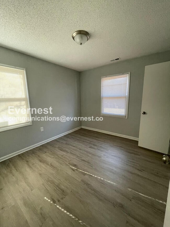 Building Photo - 504 E McLelland Ave