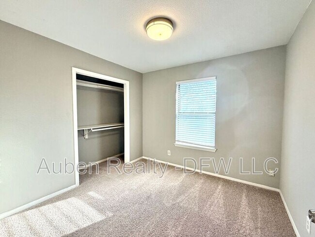 Building Photo - 118 Maple St