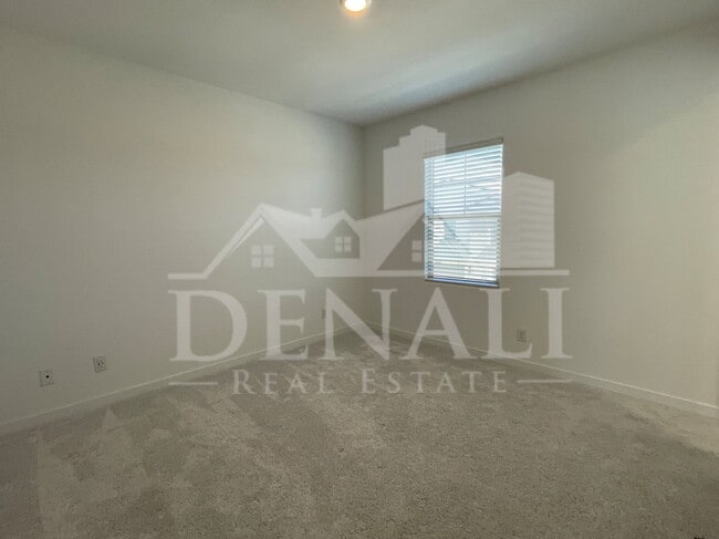 Building Photo - 784 S Hawk Ln