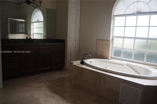 Building Photo - 2750 Jockey Cir