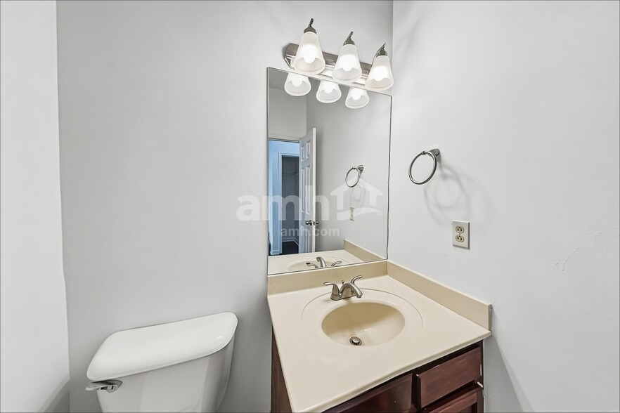 Building Photo - 924 Colo Cove