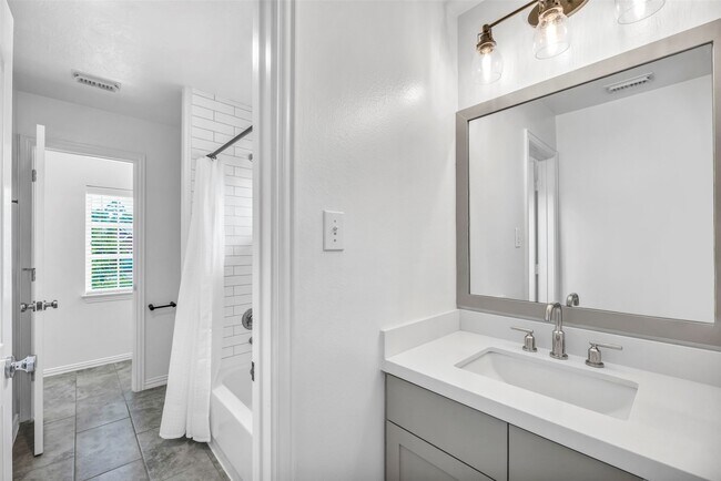 Building Photo - 3 Renoir Trail Pl