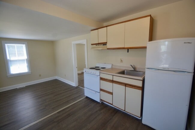 Building Photo - Great - 1 BEDROOM in Middletown with a Bri...