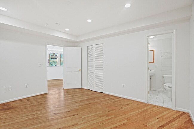 Building Photo - 2 Bedroom Beauty in Bloomingdale! Pets Wel...