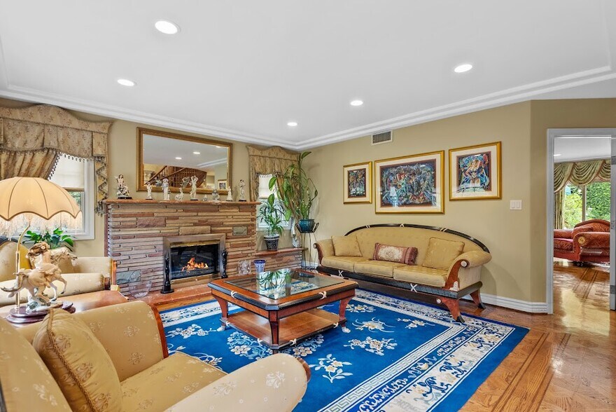 Building Photo - 1617 N Orange Grove Ave