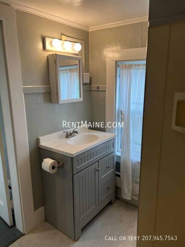 Building Photo - 232 Center St