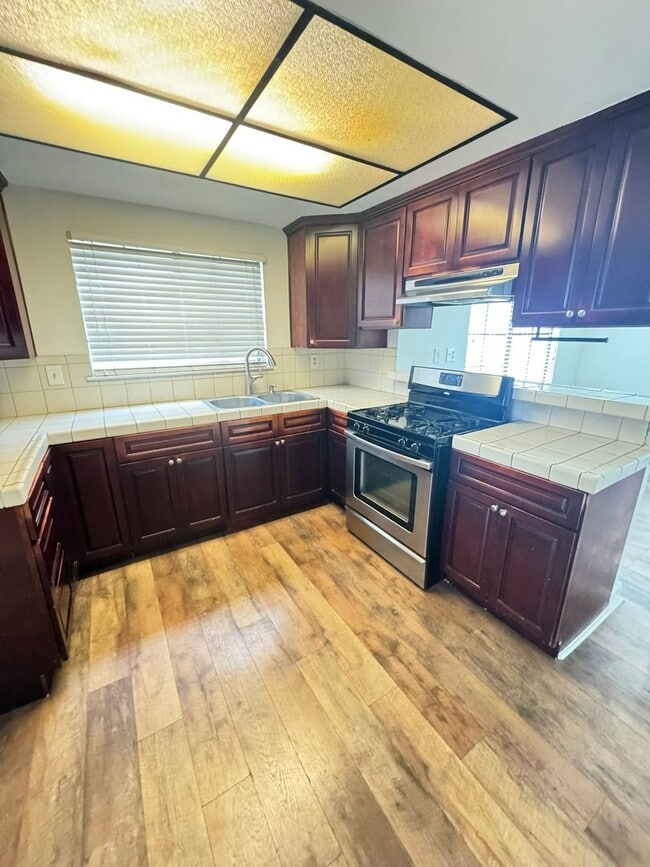 Building Photo - Welcome home to this charming and cozy corner-unit condo in the heart of Rancho Cucamonga!