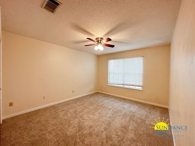 Building Photo - Adorable 2 Bedroom with New Flooring in FWB!