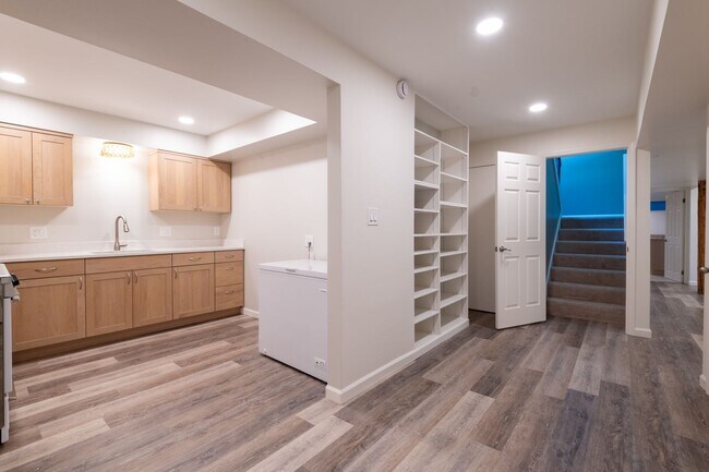 Building Photo - Exceptional Bellevue Home | Lake Sammamish Views | 5 Bed | 3 Bath | 3,380 Sq Ft