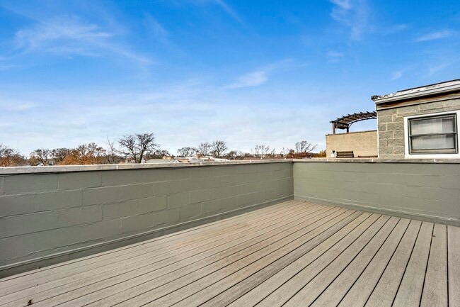 Building Photo - 3316 N Damen Ave