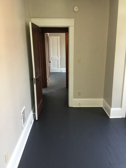 Building Photo - 918 W 32nd St