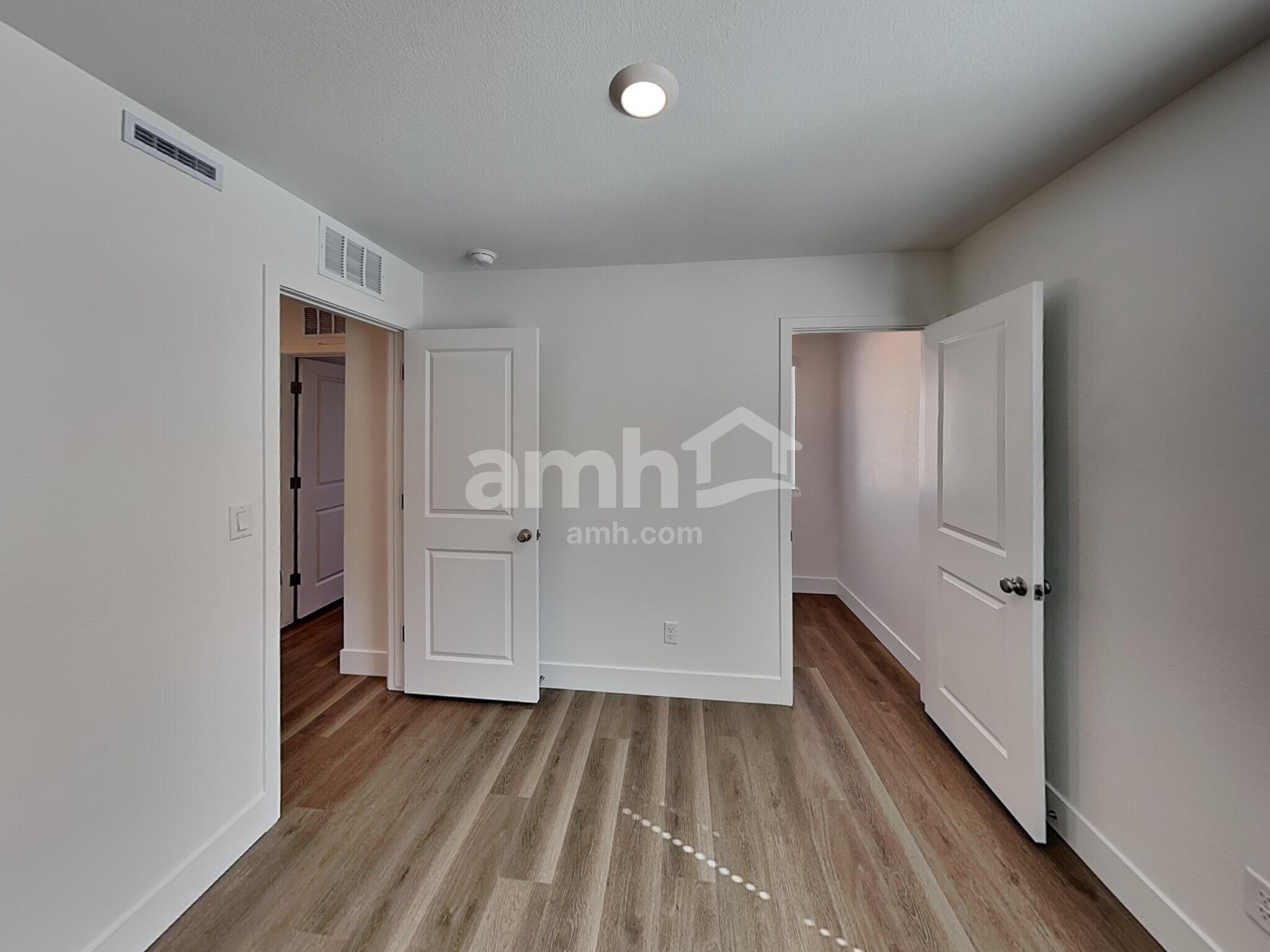 Building Photo - 5863 Vaes Dothrak St