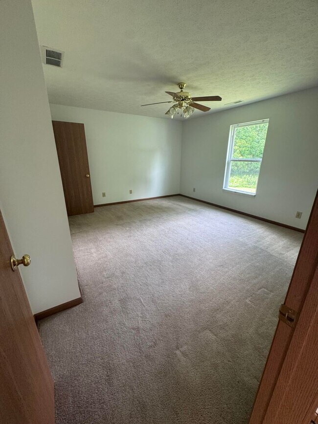 Building Photo - 5 Bd 2.5 Ba