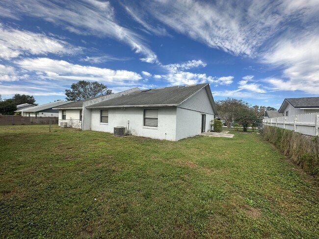 Building Photo - North Lakeland 1/2 Duplex For Rent