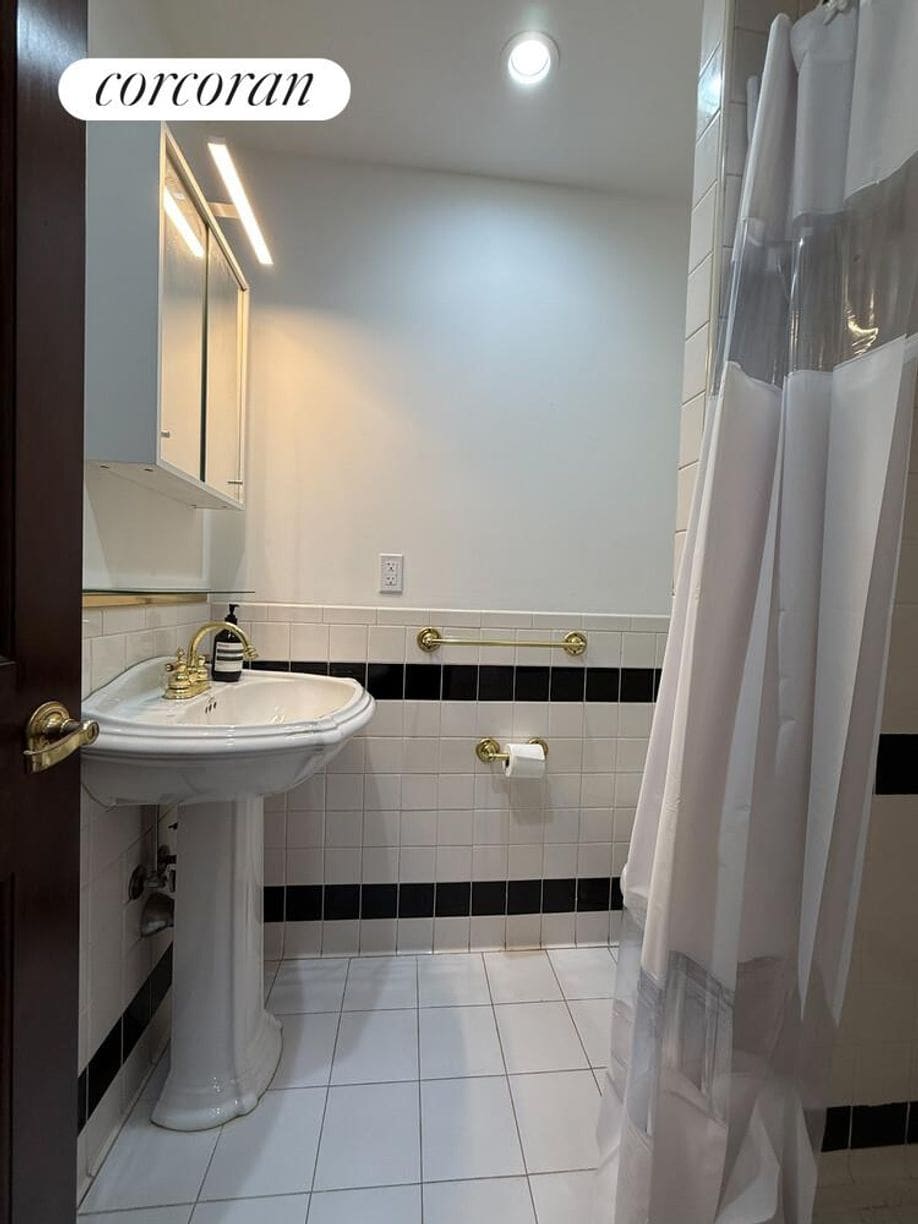 Building Photo - 152 6th Ave