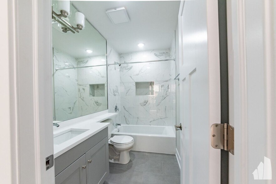 Building Photo - 428 W Belden Ave