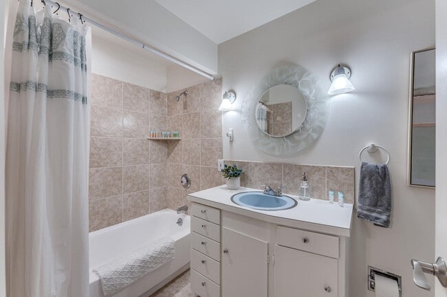 Building Photo - Three Bedroom Home in Midtown District