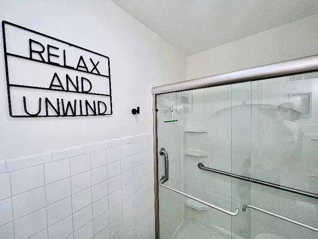 Building Photo - 913 E Gift Ave