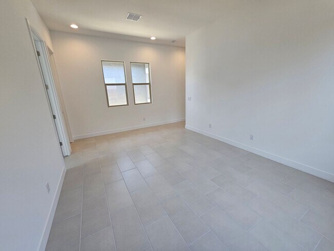 Building Photo - Beautiful and spacious