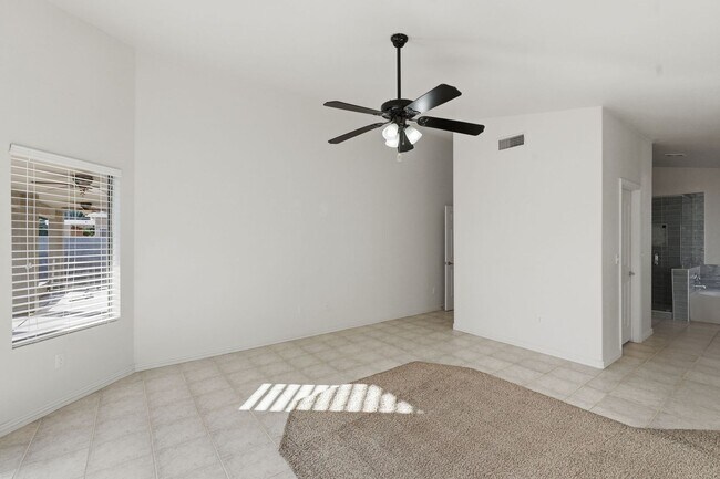 Building Photo - Four beds! Gilbert Location!