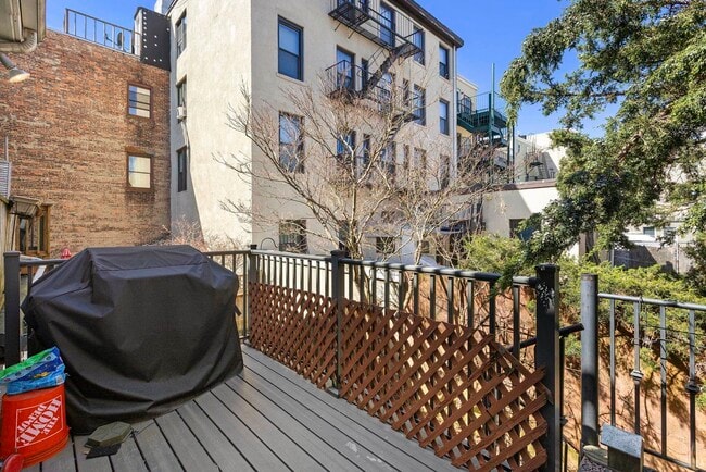 Building Photo - 284 6th St