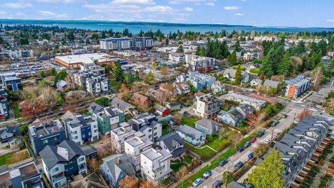 Building Photo - Stunning Modern Air-Conditioned Townhome in Coveted Whittier Heights