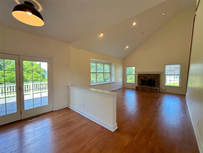 Building Photo - 101 Sunflower Cir